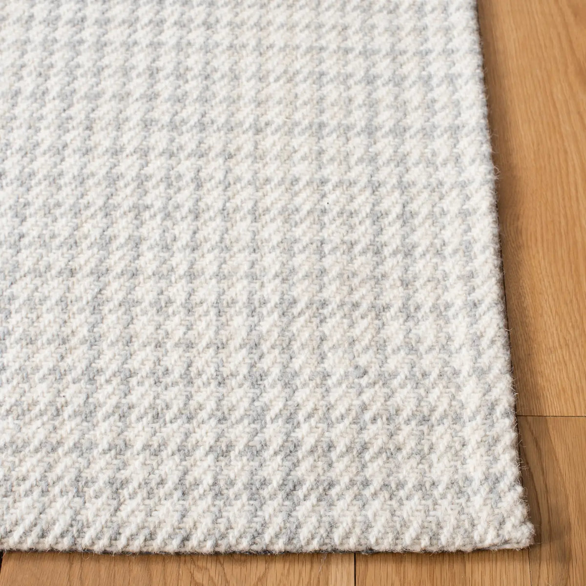 Safavieh Marbella 4'-0" x 6'-0" Rug in Grey / Ivory