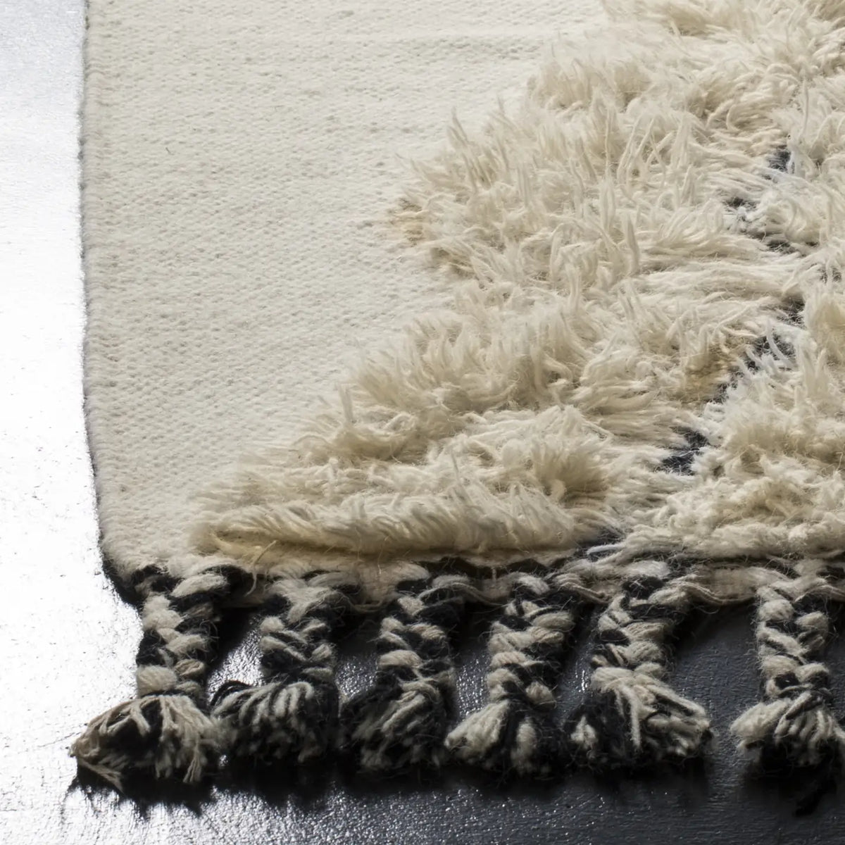 Safavieh Kenya 4'-0" x 6'-0" Rug in Ivory / Black Blue