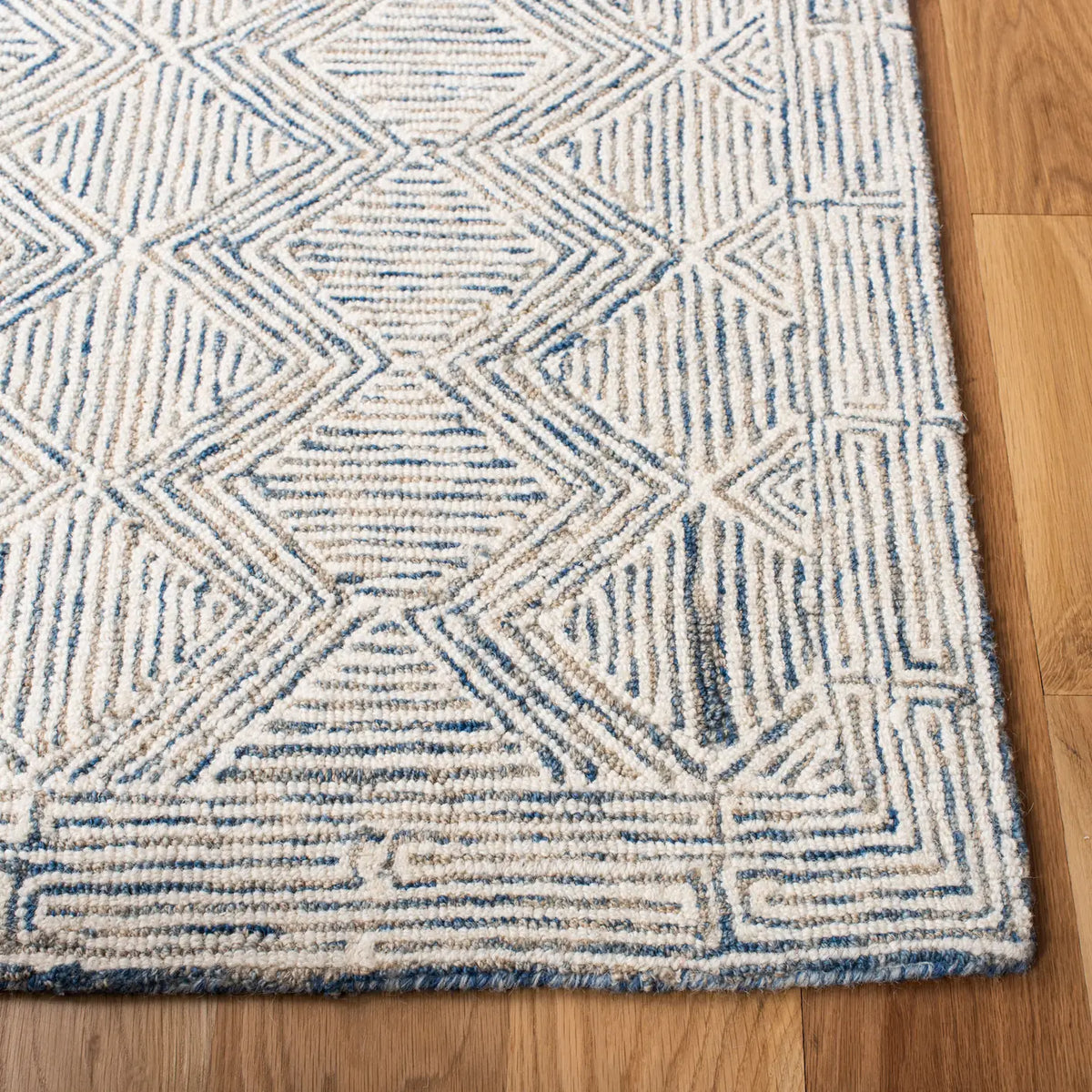 Safavieh Micro-Loop 5'-0" x 8'-0" Rug in Blue / Ivory