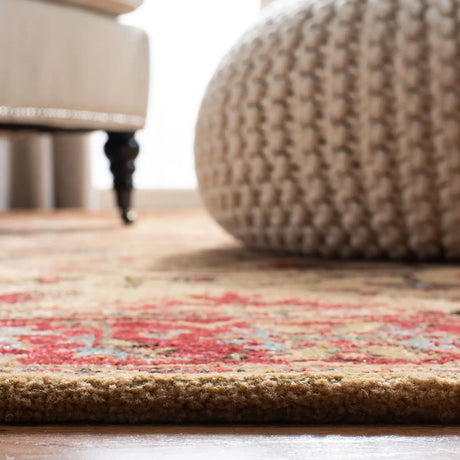 Safavieh Mahal 4'-0" x 5'-7" Rug in Beige / Red
