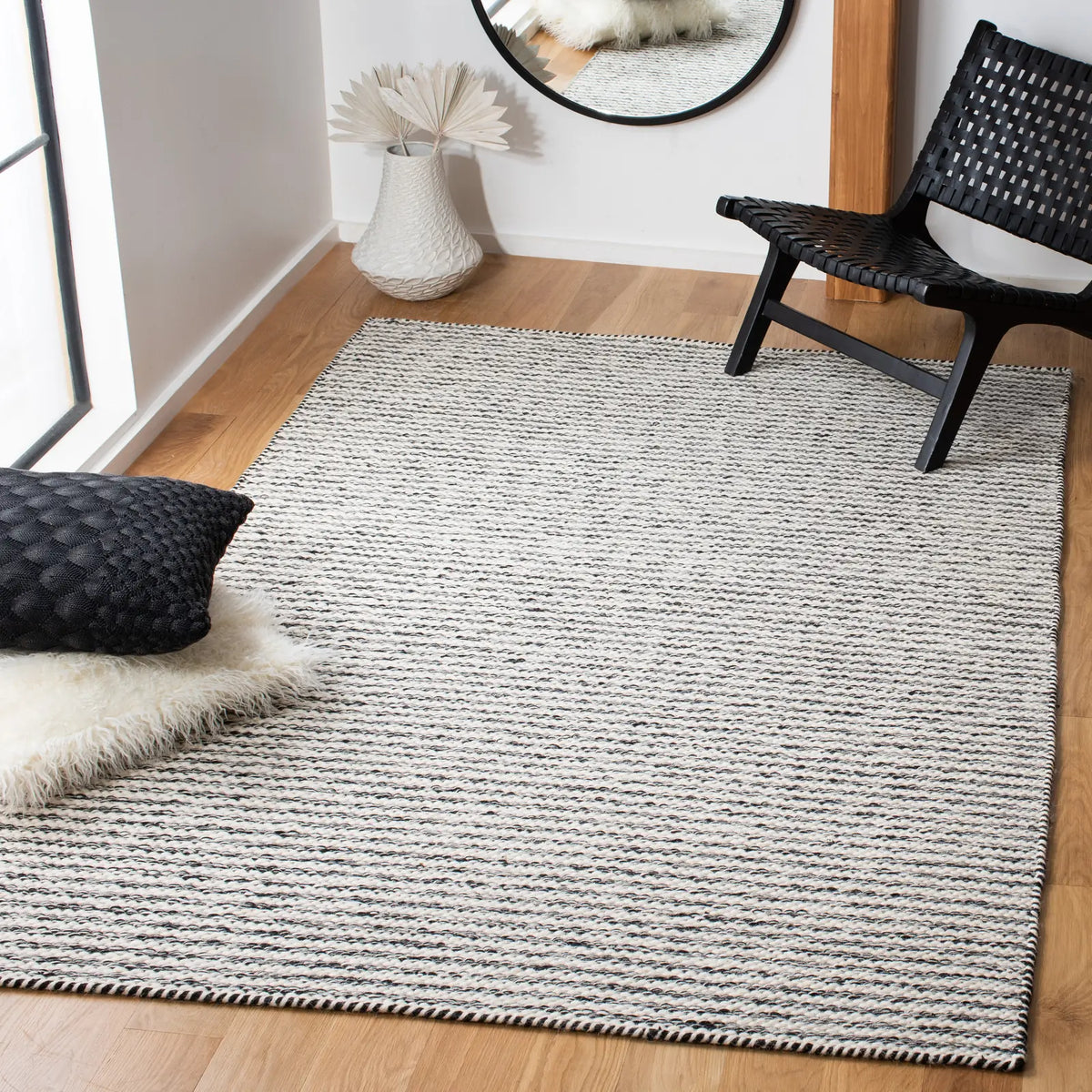 Safavieh Kilim 4'-0" x 6'-0" Rug in Black / Ivory