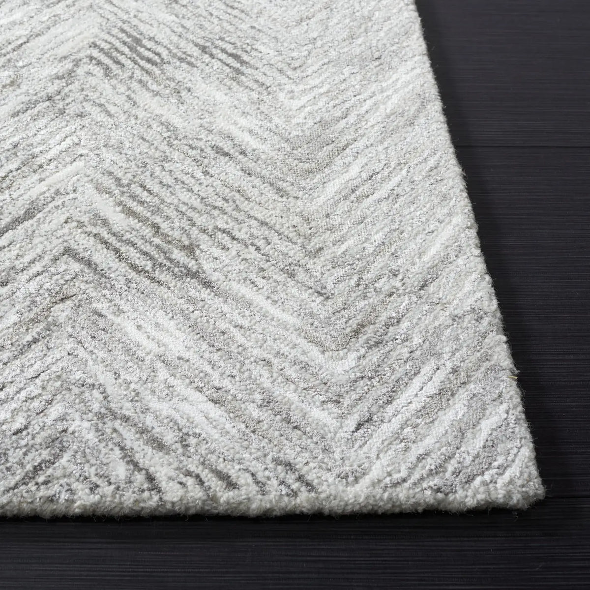 Safavieh Soho 4'-0" x 6'-0" Rug in Grey / Ivory