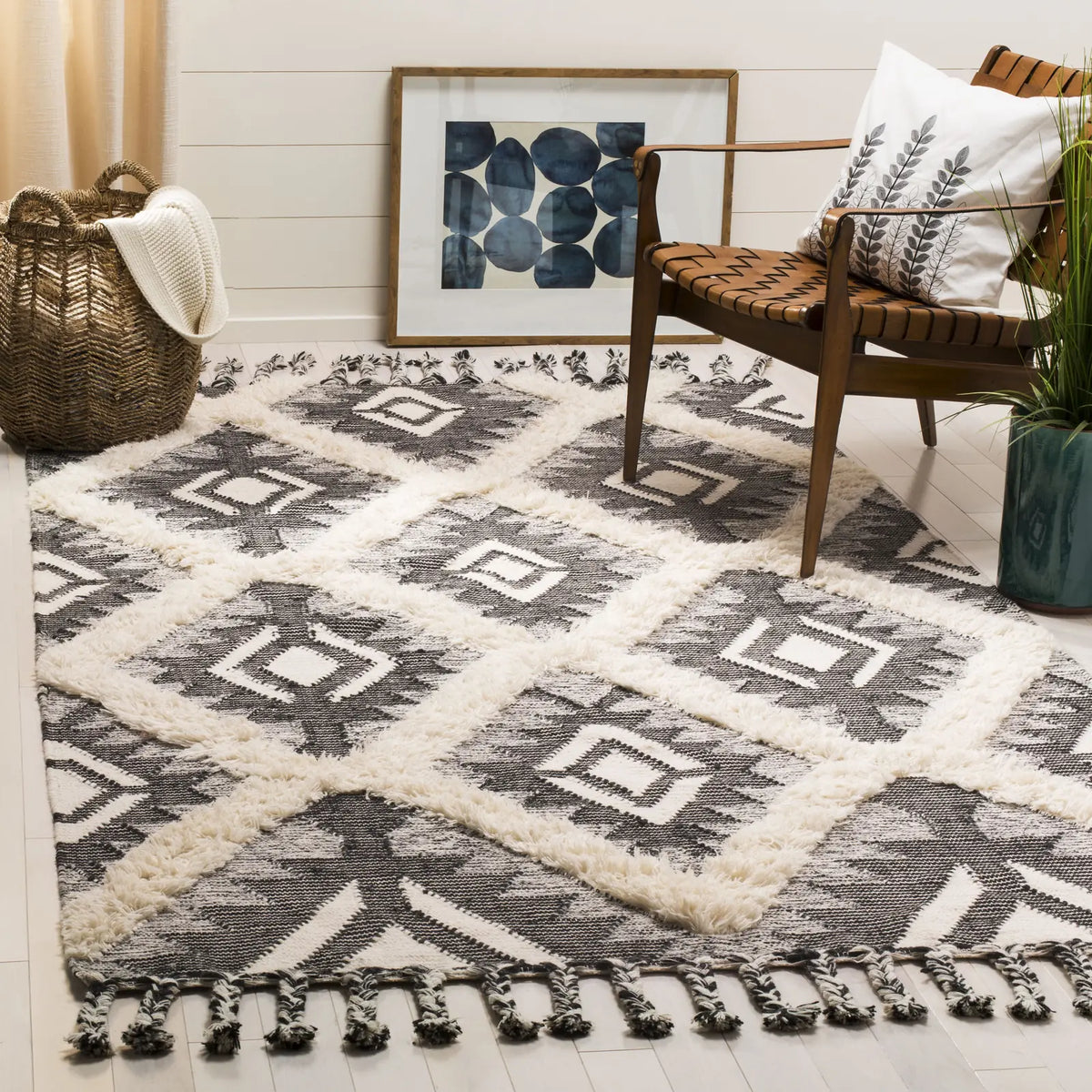 Safavieh Kenya 4'-0" x 6'-0" Rug in Black / Ivory