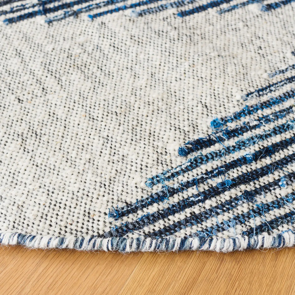 Safavieh Kilim 6'-0" x 6'-0" Rug in Ivory / Blue