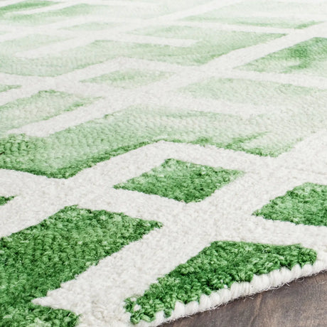 Safavieh Dip Dye 7'-0" x 7'-0" Rug in Green / Ivory