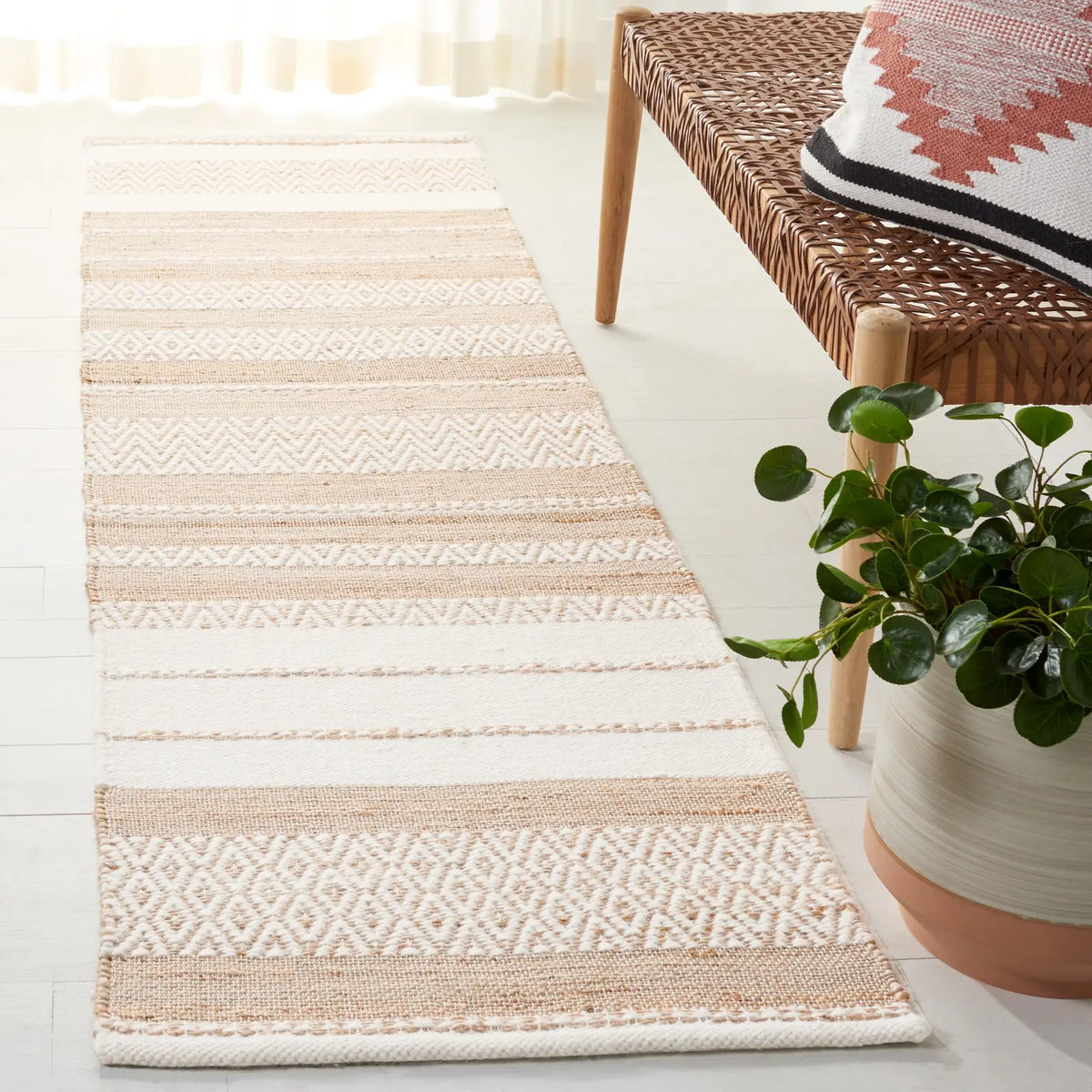 Safavieh Kilim 2'-3" x 8'-0" Rug in Natural / Ivory