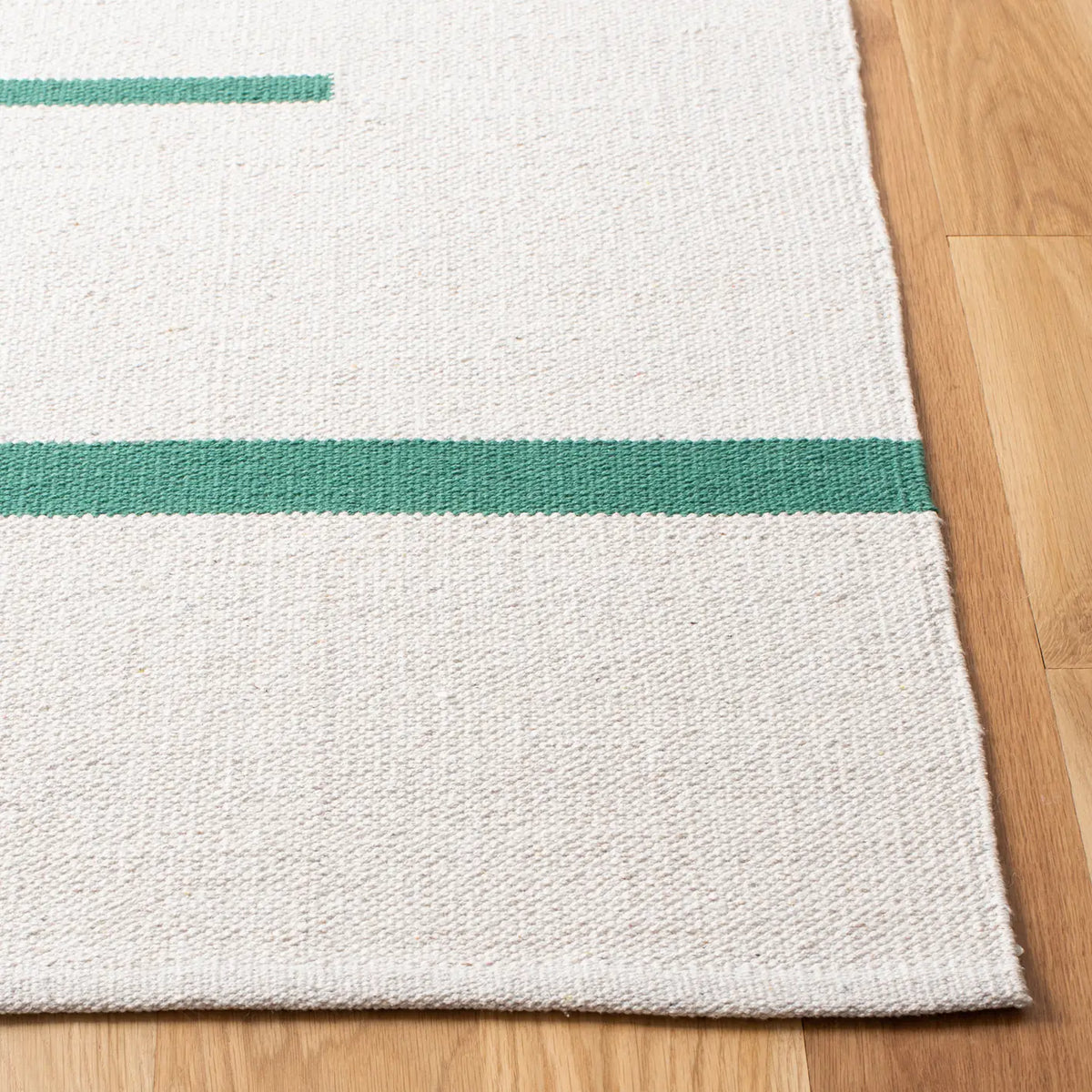 Safavieh Montauk 4'-0" x 6'-0" Rug in Ivory / Dark Green