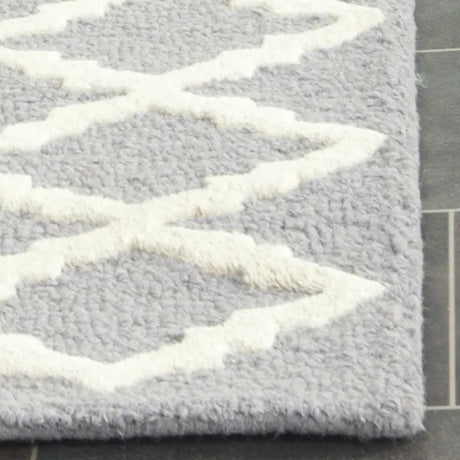 Safavieh Cambridge 2'-6" x 10'-0" Rug in Silver / Ivory