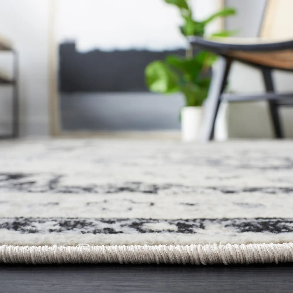 Safavieh Brentwood 4'-0" x 6'-0" Rug in Ivory / Black