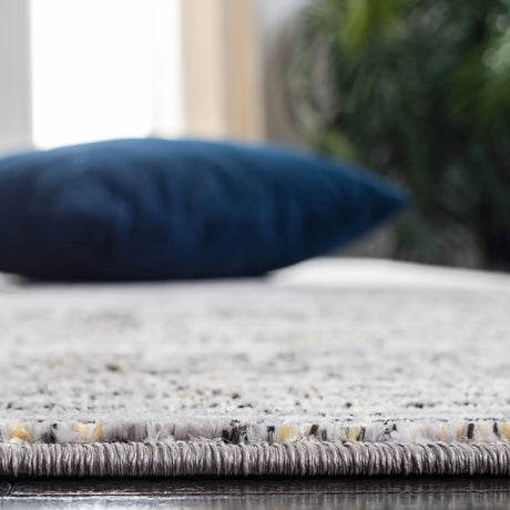 Safavieh Amelia 4'-5" x 6'-5" Rug in Grey / Ivory