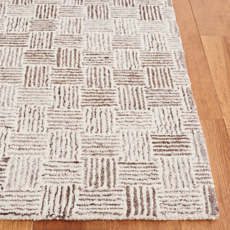 Safavieh Micro-Loop 4'-0" x 6'-0" Rug in Brown / Ivory