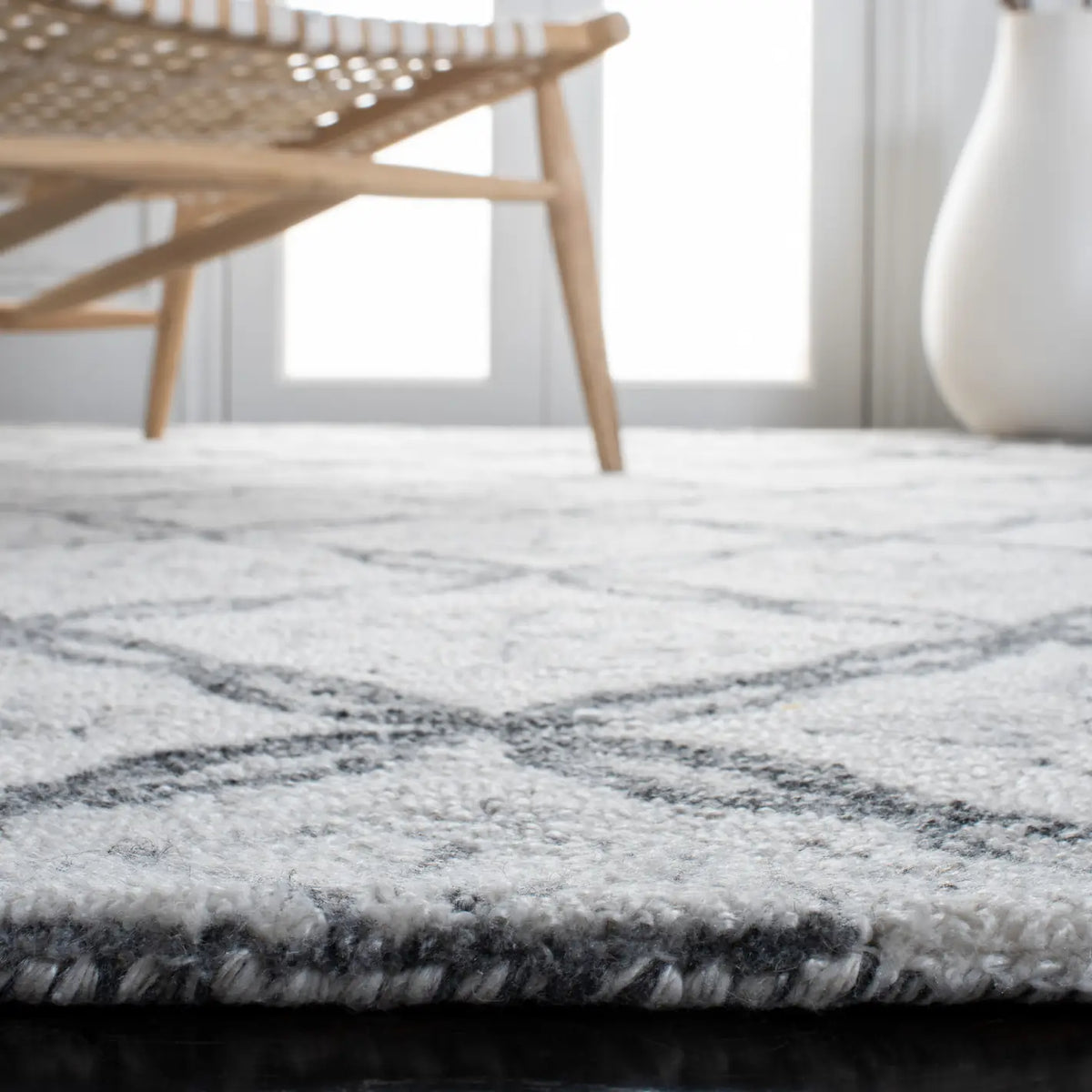 Safavieh Marquee 4'-0" x 6'-0" Rug in Ivory / Grey