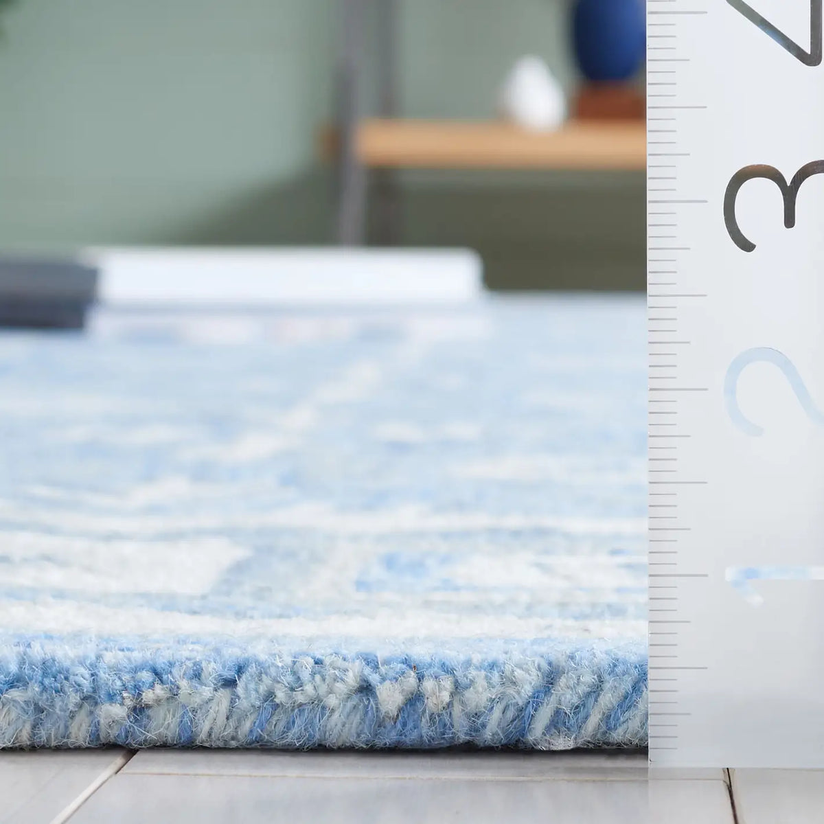 Safavieh Ebony 4'-0" x 6'-0" Rug in Blue / Ivory