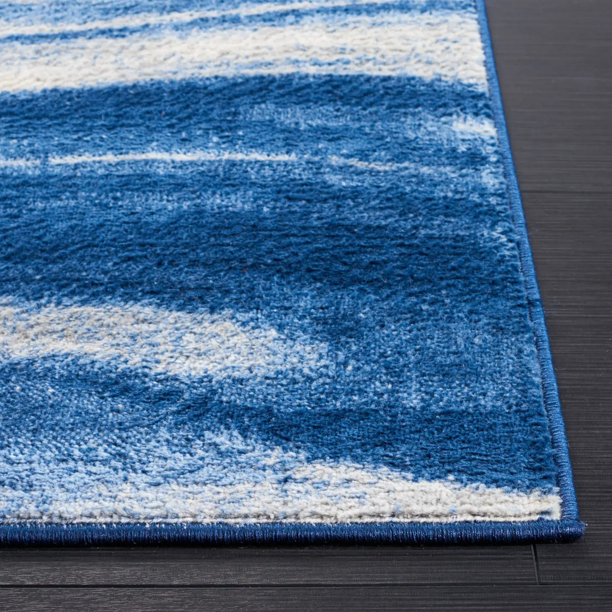 Safavieh Jasper 100 4'-0" x 6'-0" Rug in Navy / Ivory