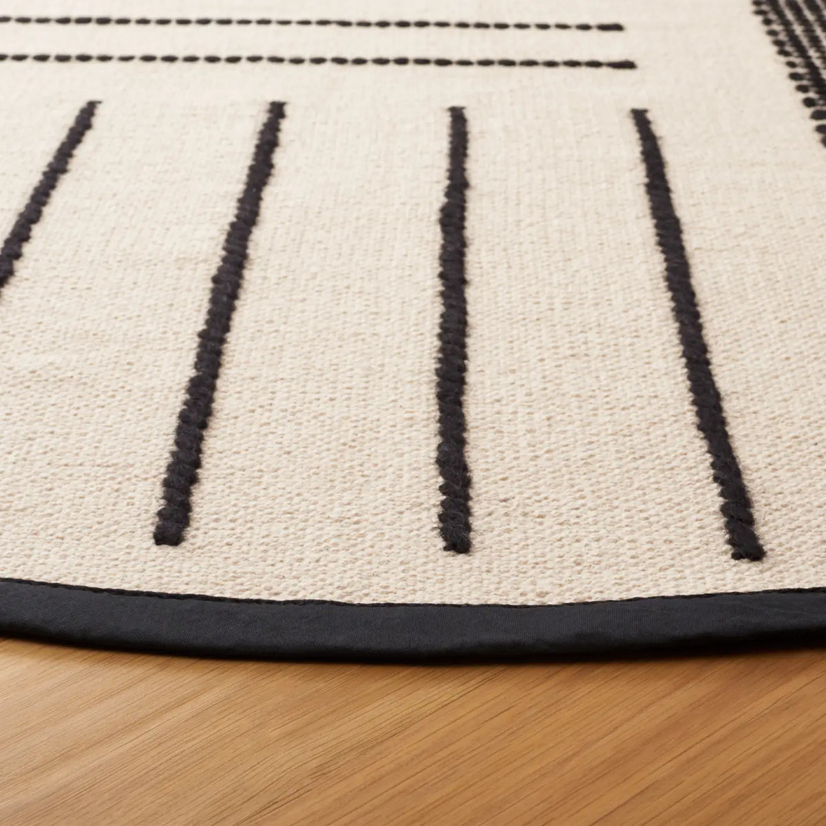 Safavieh Kilim 6'-0" x 6'-0" Rug in Ivory / Black