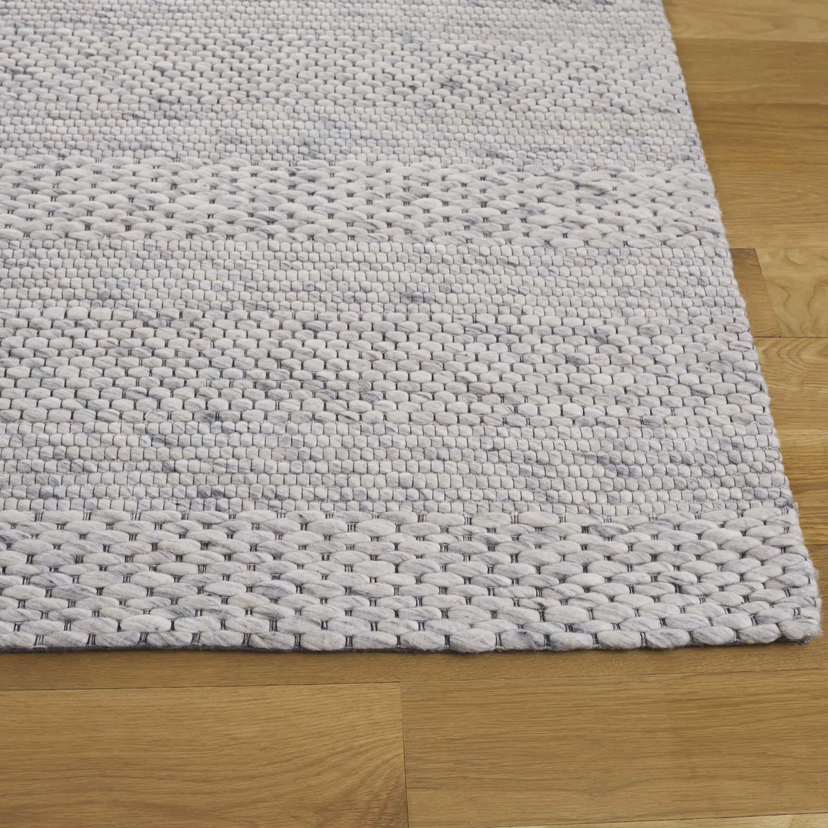 Safavieh Marbella 4'-0" x 6'-0" Rug in Light Grey / Ivory