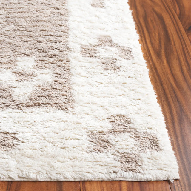 Safavieh Vermont 4'-0" x 6'-0" Rug in Beige / Ivory