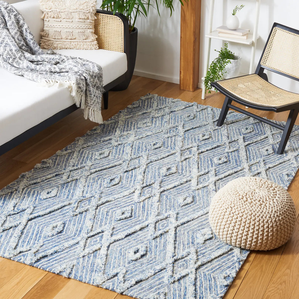 Safavieh Kenya 4'-0" x 6'-0" Rug in Blue / Ivory