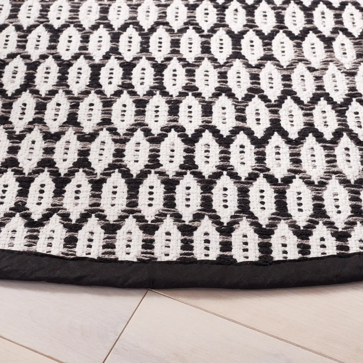 Safavieh Montauk 6'-0" x 6'-0" Rug in Black / Ivory