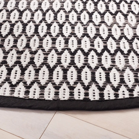 Safavieh Montauk 6'-0" x 6'-0" Rug in Black / Ivory