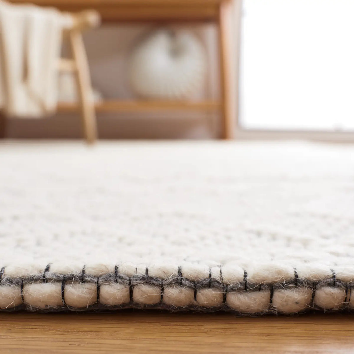 Safavieh Marbella 4'-0" x 6'-0" Rug in Ivory