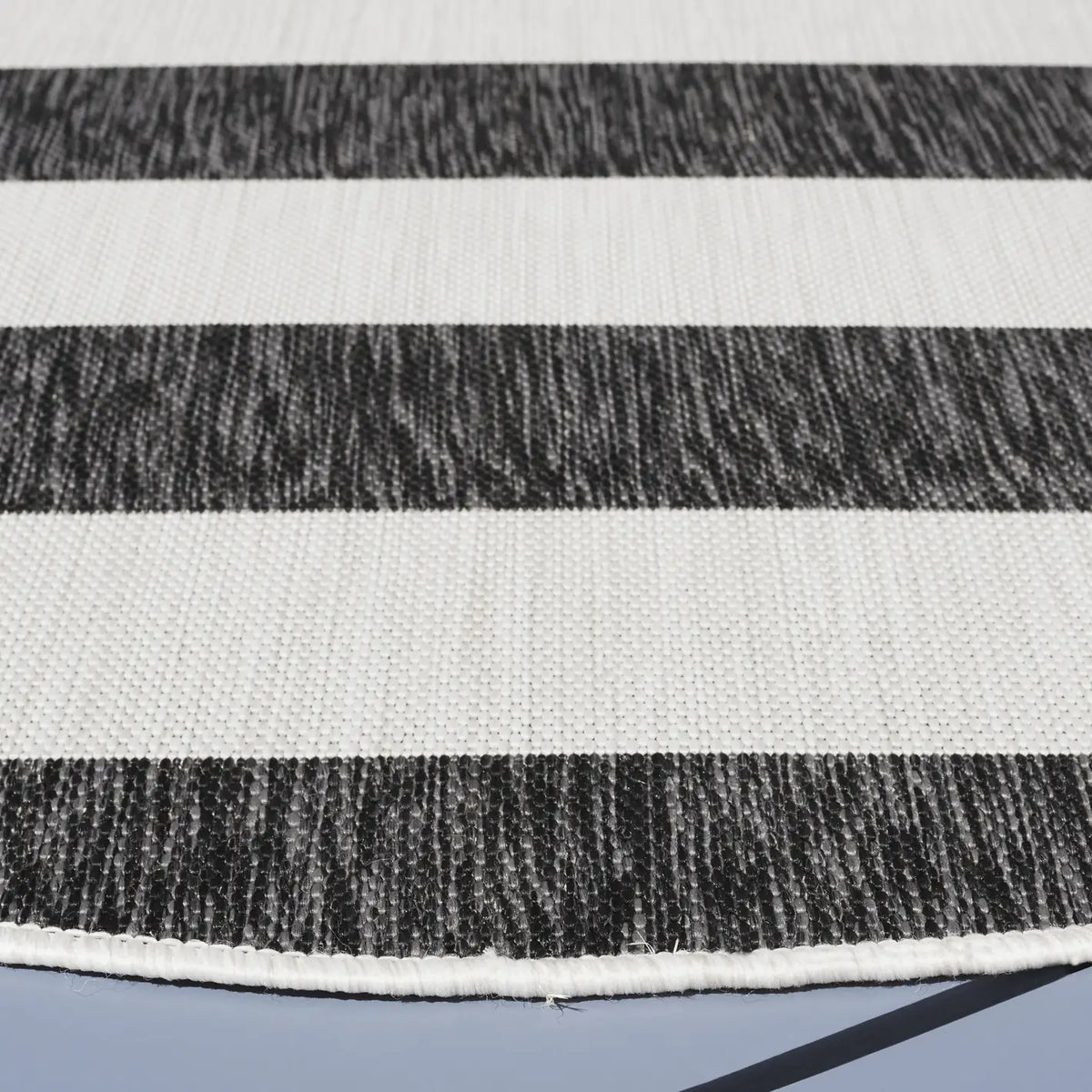 Safavieh Courtyard 5'-3" x 5'-3" Rug in Ivory / Black