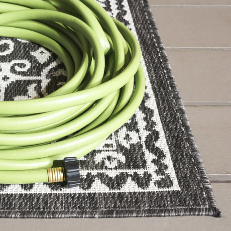Safavieh Beach House 4'-0" x 6'-0" Rug in Charcoal / Ivory