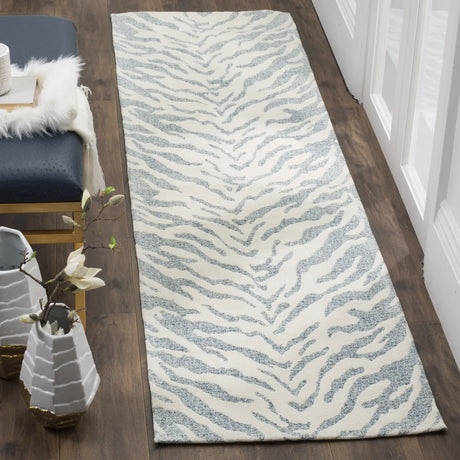 Safavieh Marbella 2'-3" x 6'-0" Rug in Blue / Ivory