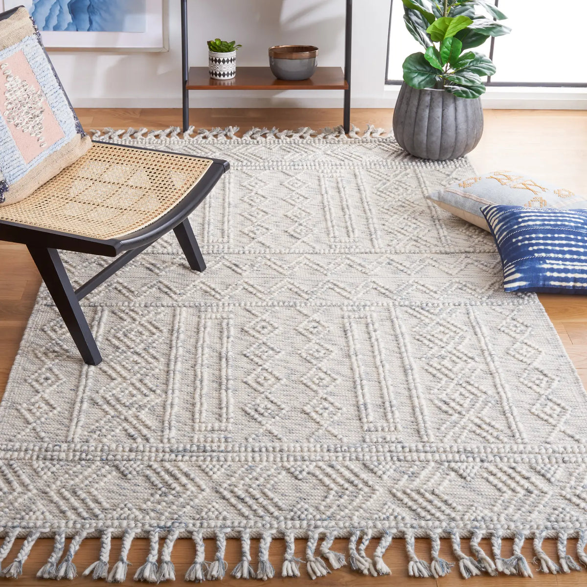 Safavieh Natura 4'-0" x 6'-0" Rug in Grey / Ivory