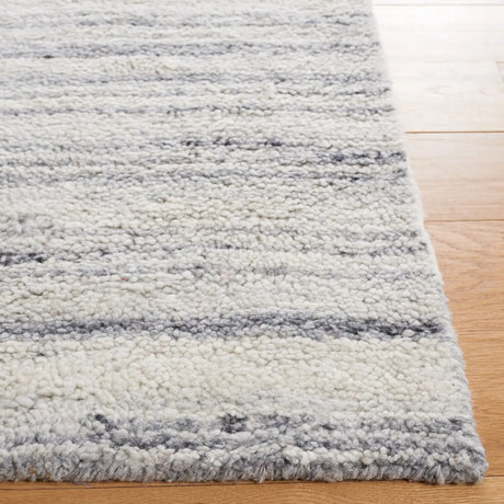 Safavieh Casablanca 4'-0" x 6'-0" Rug in Grey / Ivory