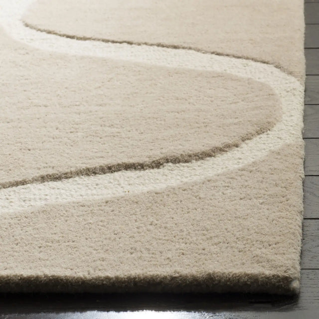 Safavieh Cambridge 4'-0" x 6'-0" Rug in Light Beige / Ivory
