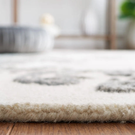 Safavieh Jardin 4'-0" x 6'-0" Rug in Ivory / Grey