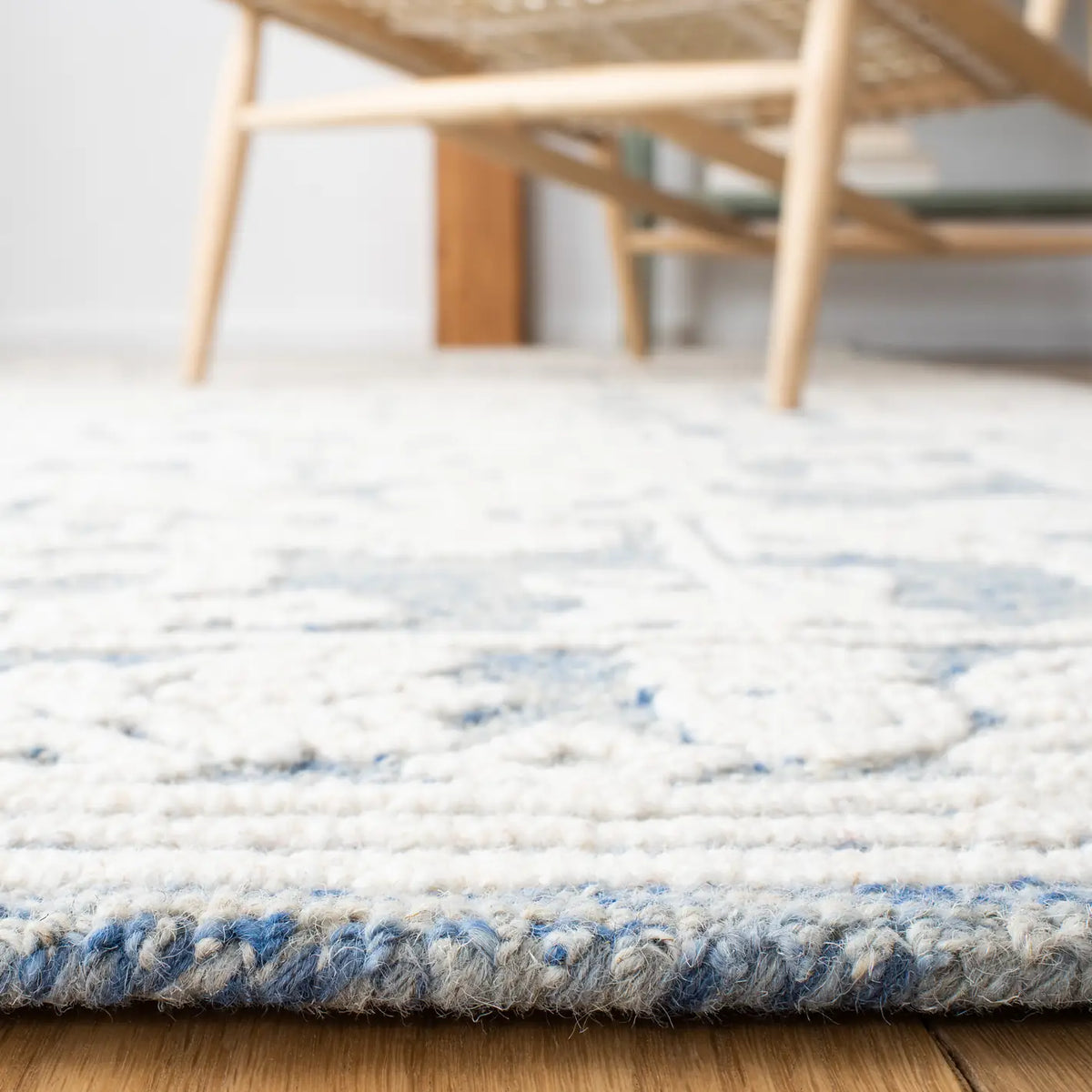 Safavieh Metro 4'-0" x 6'-0" Rug in Blue / Ivory