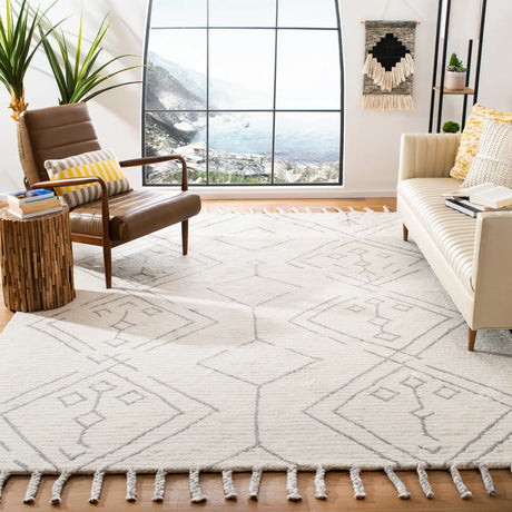 Safavieh Casablanca 8'-0" x 10'-0" Rug in Ivory / Silver