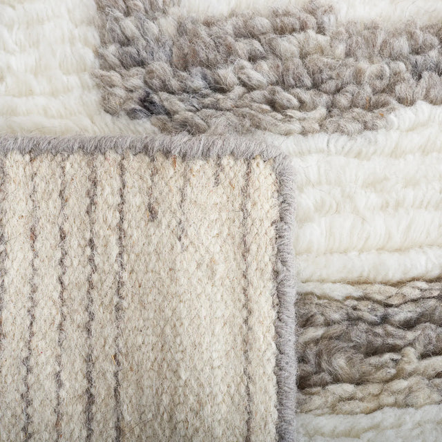 Safavieh Casablanca 4'-0" x 6'-0" Rug in Ivory / Grey