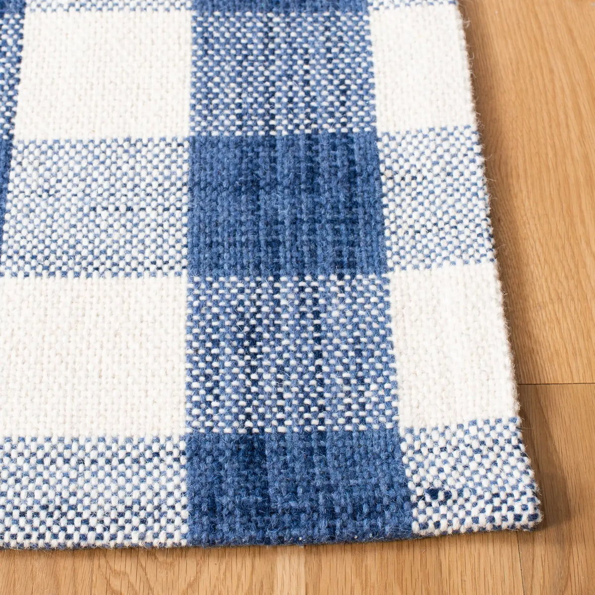 Safavieh Marbella 4'-0" x 6'-0" Rug in Navy / Ivory