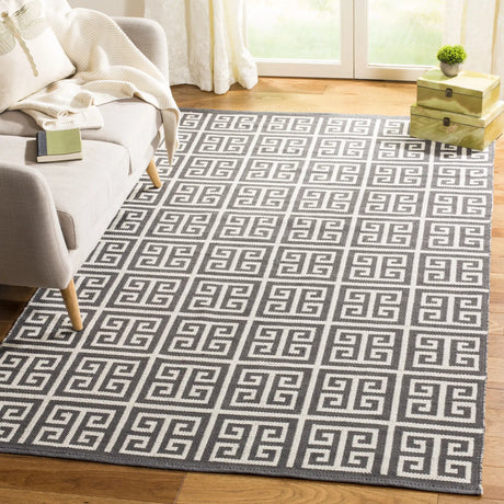 Safavieh Montauk 4'-0" x 6'-0" Rug in Dark Grey / Ivory
