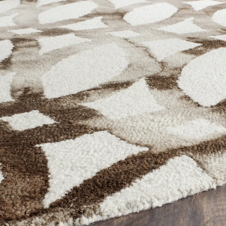 Safavieh Dip Dye 7'-0" x 7'-0" Rug in Ivory / Chocolate