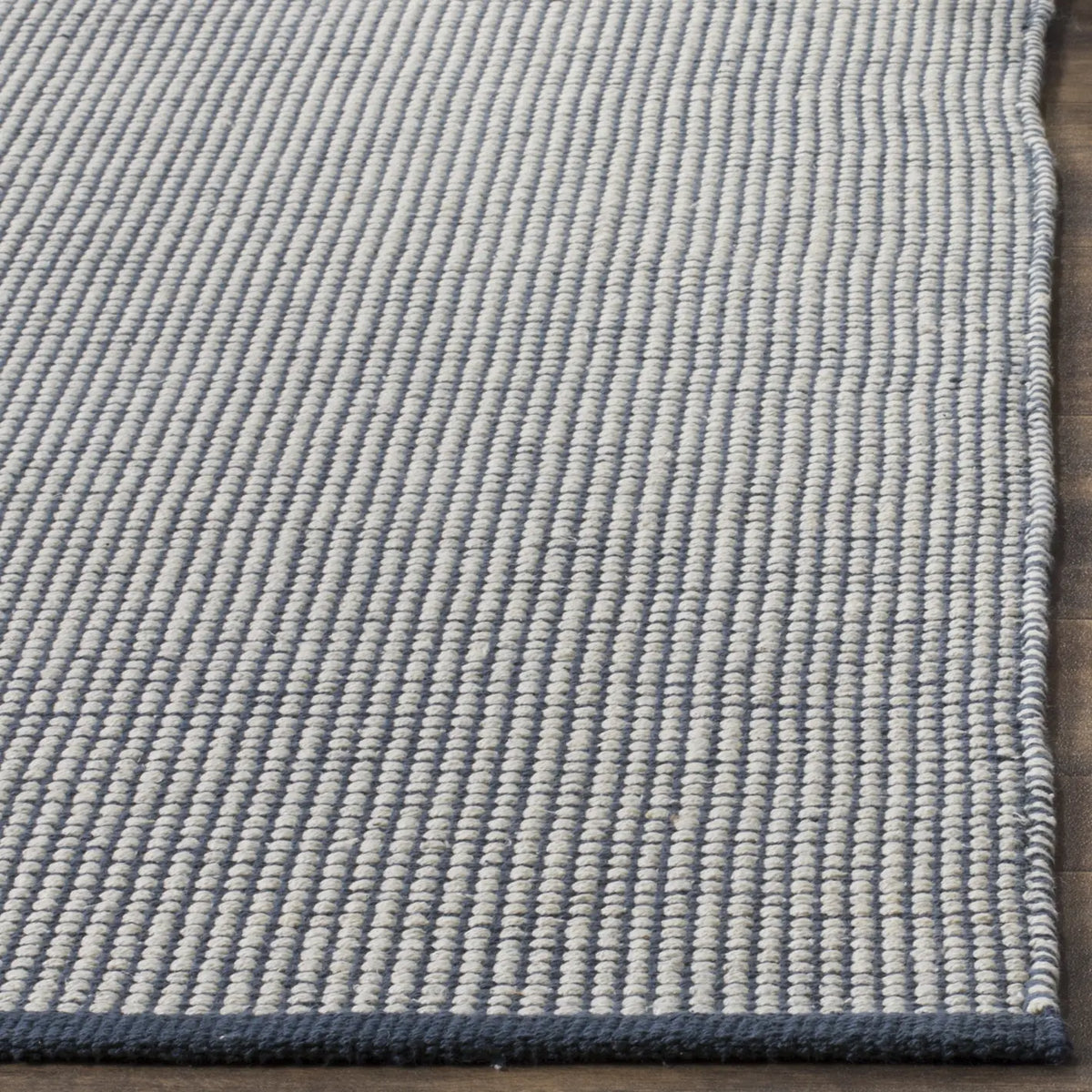 Safavieh Montauk 5'-0" x 8'-0" Rug in Ivory / Navy