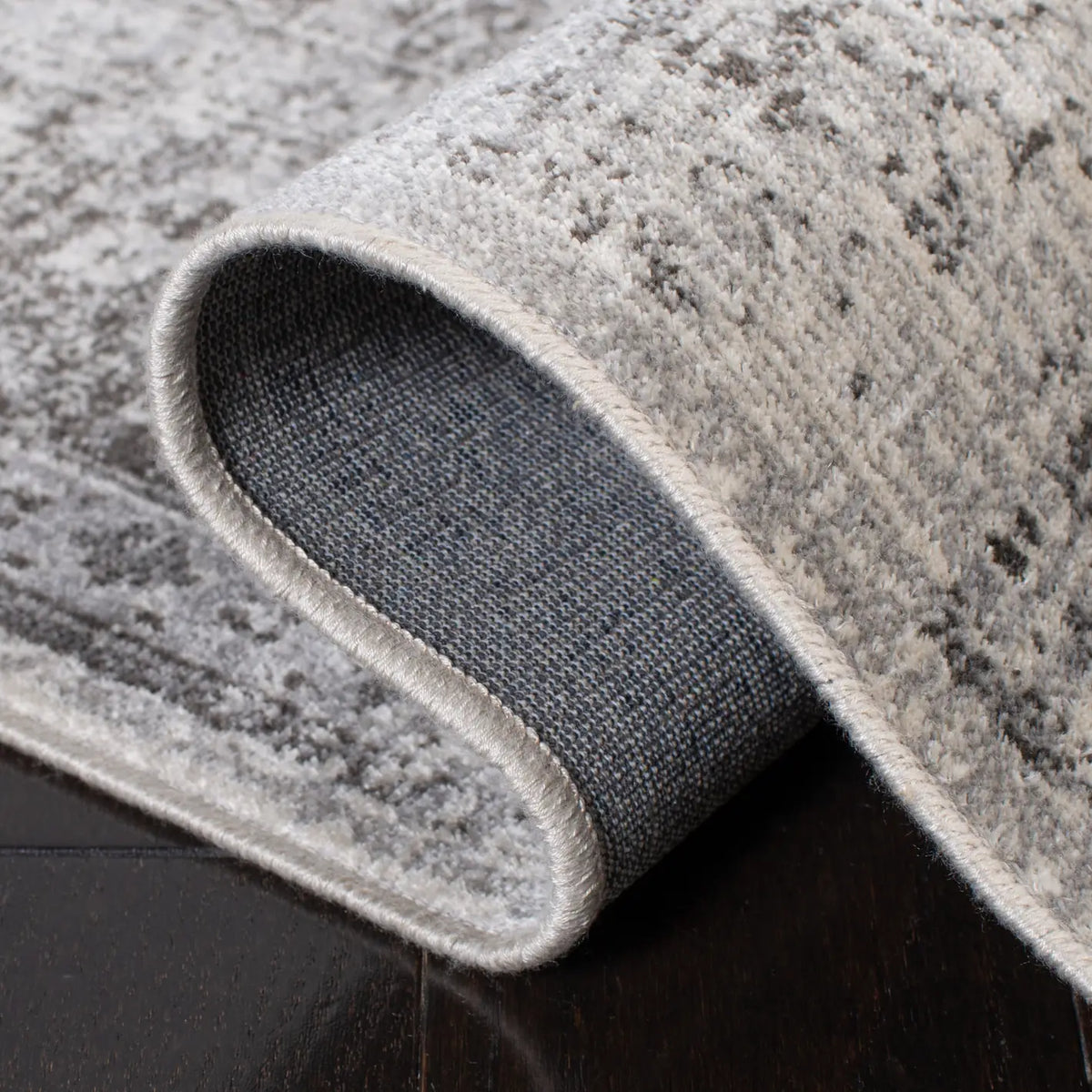Safavieh Atlas 4'-0" x 5'-7" Rug in Ivory / Grey