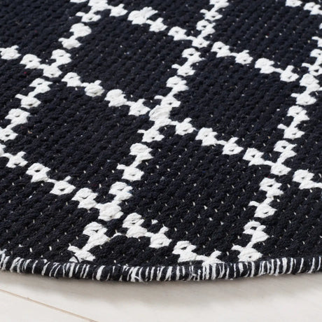 Safavieh Montauk 6'-0" x 6'-0" Rug in Black / Ivory