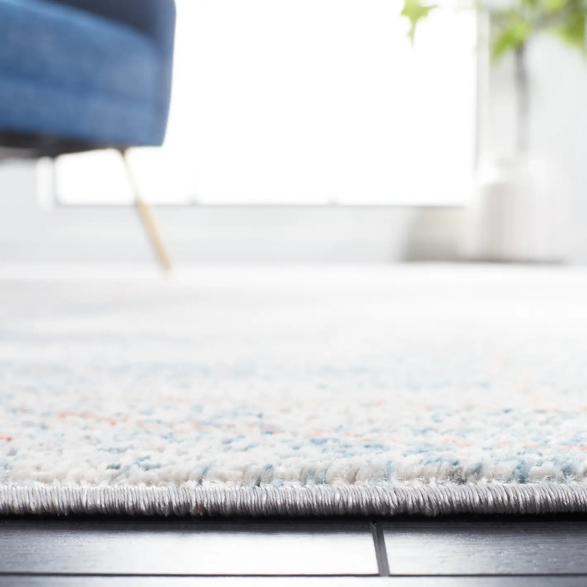 Safavieh Vogue 4'-0" x 6'-0" Rug in Grey / Blue Rust