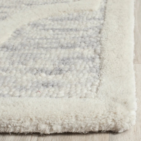 Safavieh Cambridge 4'-0" x 6'-0" Rug in Light Grey / Ivory