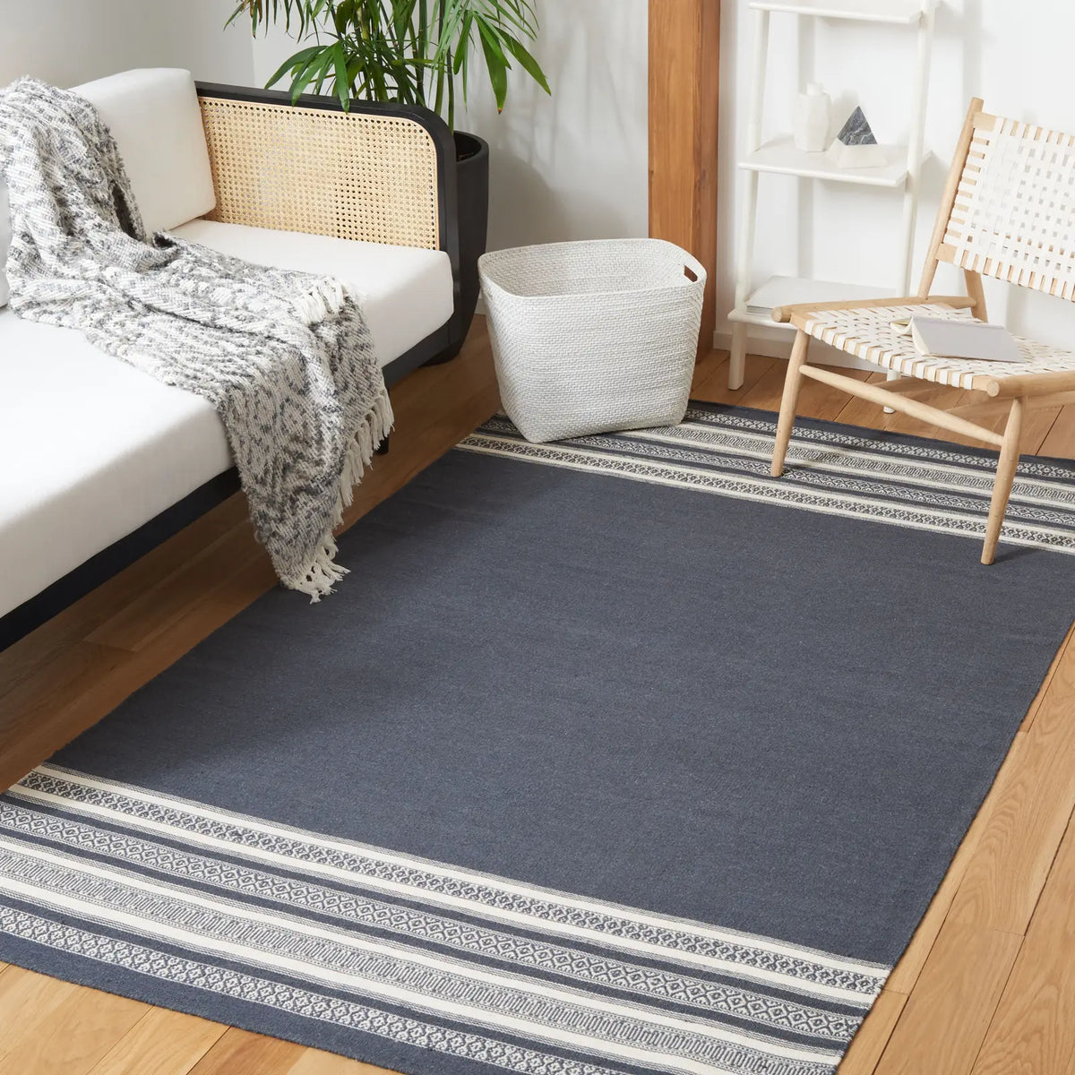 Safavieh Dhurries 5'-0" x 8'-0" Rug in Dark Grey
