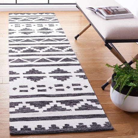 Safavieh Kilim 2'-3" x 9'-0" Rug in Black / Ivory