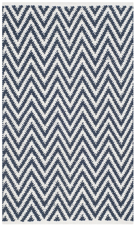 Safavieh Montauk 2'-6" x 4'-0" Rug in Navy / Ivory