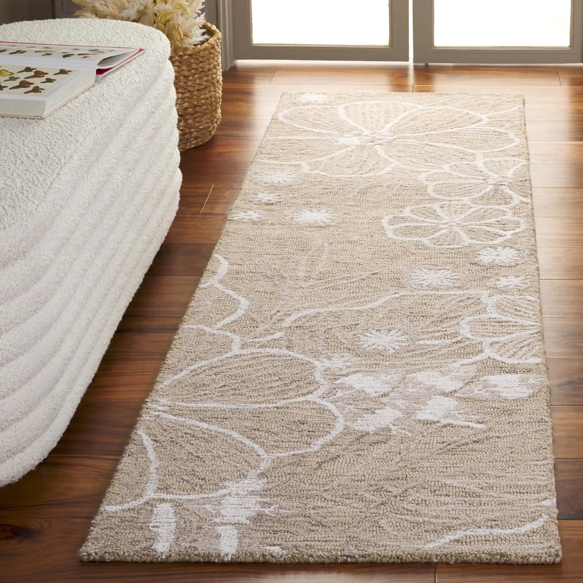 Safavieh Jardin 2'-3" x 8'-0" Rug in Beige / Ivory