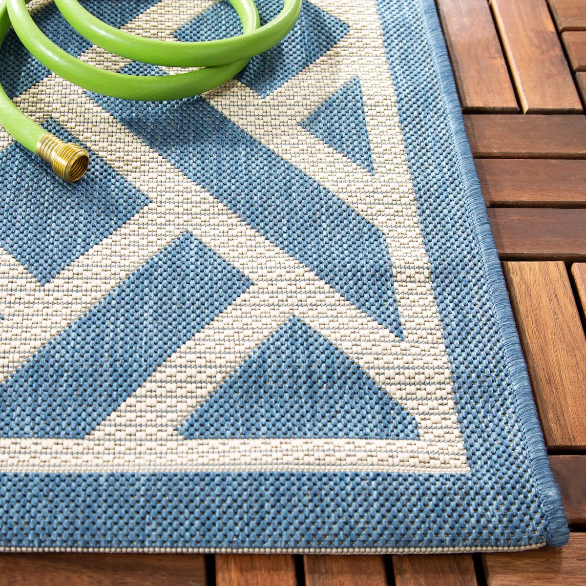 Safavieh Courtyard 5'-3" x 7'-7" Rug in Blue / Light Beige