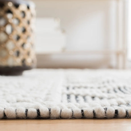 Safavieh Natura 4'-0" x 6'-0" Rug in Ivory / Black