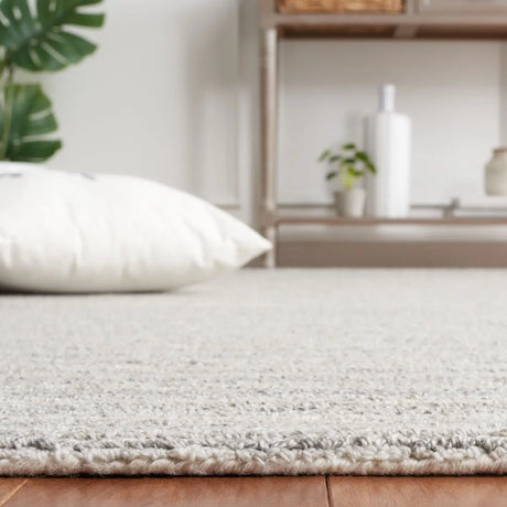 Safavieh Ebony 4'-0" x 6'-0" Rug in Silver / Grey
